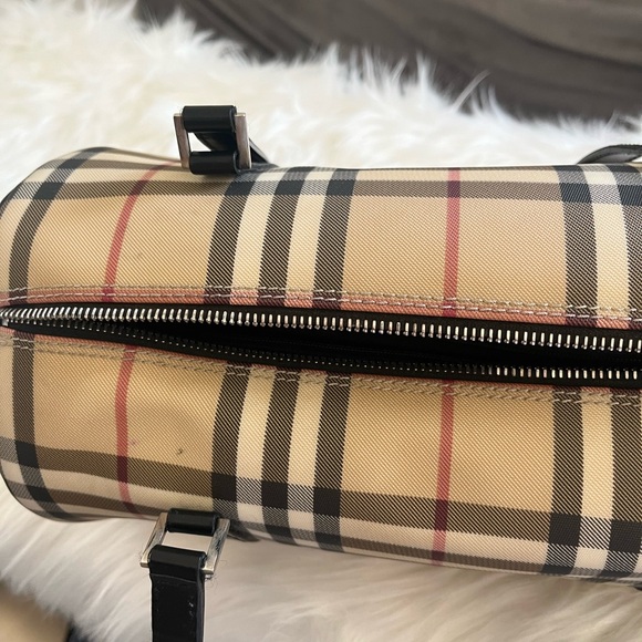 💯% authentic BURBERRY barrel bag - Picture 6 of 9
